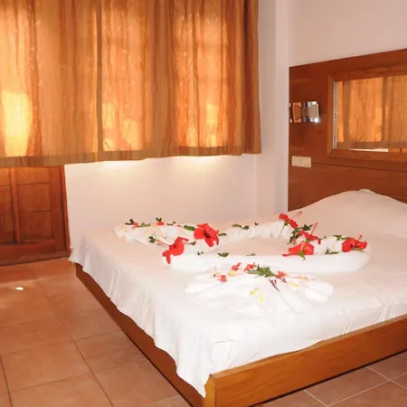 Hotel Club Pink Palace 3*